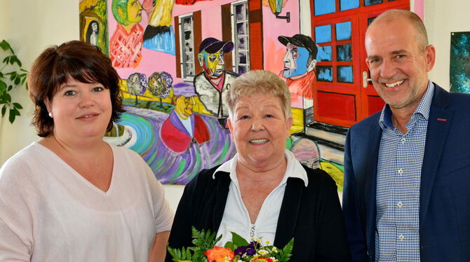 Blumen von der hauptamtlichen Tagestreff-Leiterin Eva Sutter (links) und AWO-Geschäftsführer Ulrich Högel zum Abschied für Erika