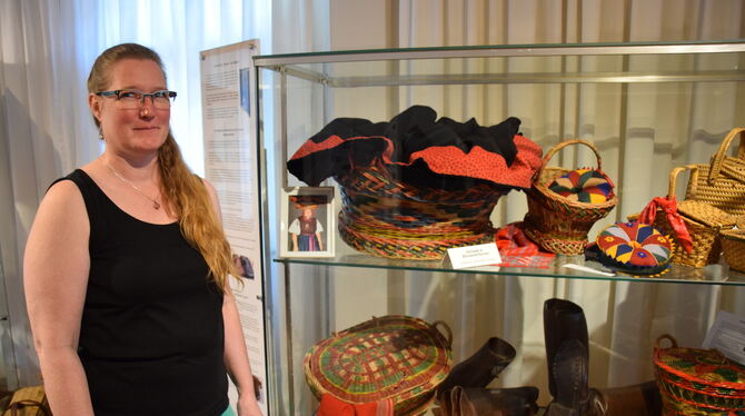 Museumsleiterin Anke Niklas zeigt in der Sonderschau auch eine Schiede, einen großen Korb, der auf dem Kopf getragen wurde.
