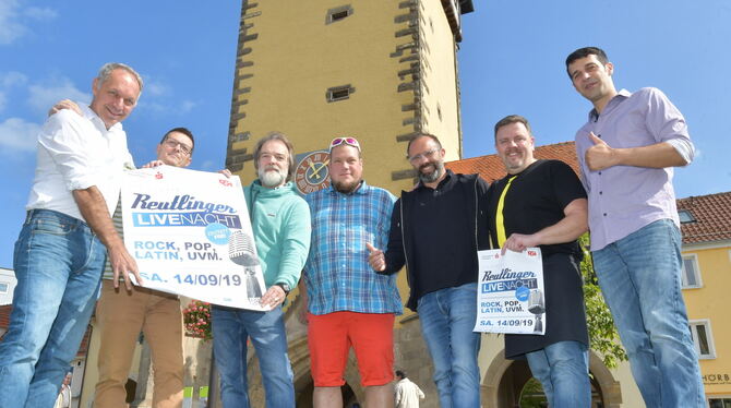 Wirte der Reutlinger Gastronomengemeinschaft RGI präsentieren die Livenacht vor dem Tübinger Tor (von links): Moritz Neubert (Al