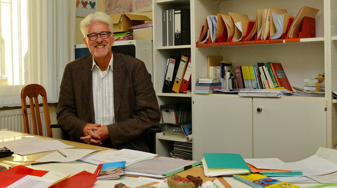 Paul Schlegl, Leiter der Katholischen Erwachsenenbildung, freut sich auf den Ruhestand. Die Steine auf seinem Schreibtisch vorn