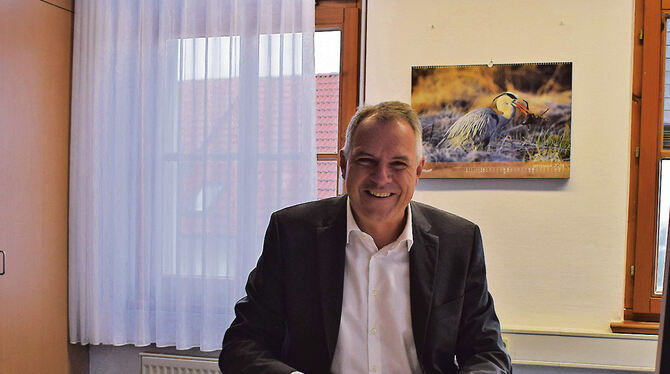 Volker Brodbeck an seinem Schreibtisch im Grafenberger Rathaus.foto: füssel