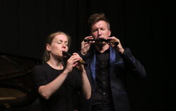 Es geht auch mit zwei Blockflöten gleichzeitig: Andrea Ritter und Daniel Koschitzki beim Auftritt mit Spark. Foto: Knauer