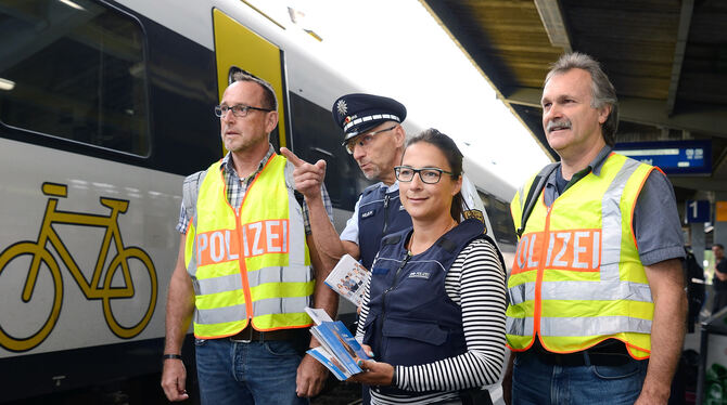 Sie brachten den Fahrgästen im Regionalexpress Info-Material zum Thema Zivilcourage und beantworteten viele Fragen: die Polizist