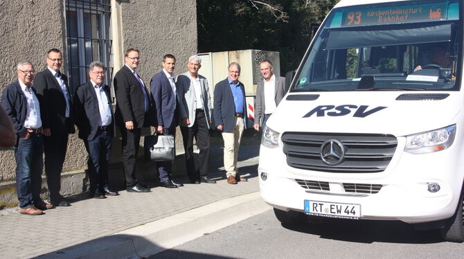 Aufgereiht: Die lokale Prominenz bestieg gestern in Kirchentellinsfurt den Bus nach Mittelstadt. Foto: Sturm