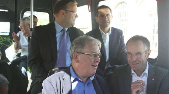 Im neuen Kleinbus zwischen Kirchentellinsfurt und Mittelstadt: Reutlingens OB Thomas Keck, sein Kirchentellinsfurter Amtskollege