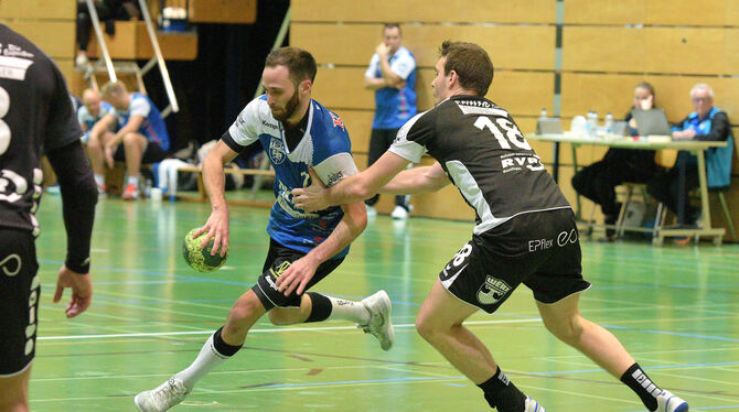 Simon Ofenheusle von der TSG Reutlingen (links) gegen den Neuhäuser Kai Euchner – diesen Zweikampf gibt’s auch diese Saison.foto