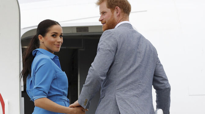 Der britische Prinz Harry und seine Frau Meghan Markle, besteigen am Flughafen Fua'amotu auf Tonga ihr Flugzeug.  foto: dpa