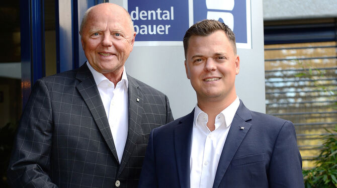 Jochen Georg Linneweh und sein Sohn Jörg Linneweh stehen als geschäftsführende Gesellchafter an der Spitze von Dental Bauer.Foto