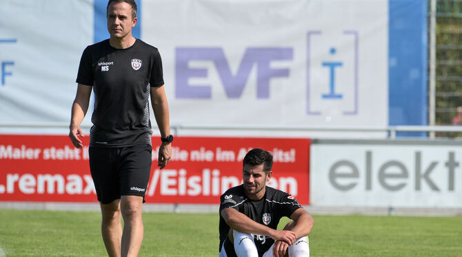 Enttäuscht: Trainer Maik Schütt (links) und Andreas Maier vom SSV Reutlingen.   FOTO: BAUR
