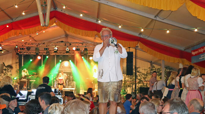 Klaus Kächele von der Partyband »Die Grafenberger« mischte sich am Freitagabend unters Partyvolk und sorgte für Stimmung im Fest