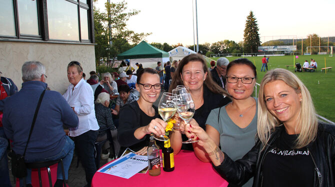 Ein Glas auf dem TSV Holzelfingen: Das VereinsWeinfest rund ums Sportheim kam gut an. Foto: ole