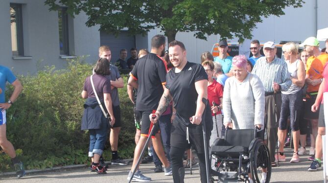 Viel hinter sich, viel vor sich: Beim Benefizlauf in Walddorfhäslach zu seinen Gunsten schaffte der querschnittsgelähmte Lars We
