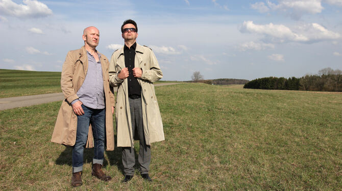 Der Himmel so nah: Berthold Biesinger (links) und Gerd Plankenhorn als Engel auf Alb-Mission in dem Bühnen-Film-Abend "Bodenpers