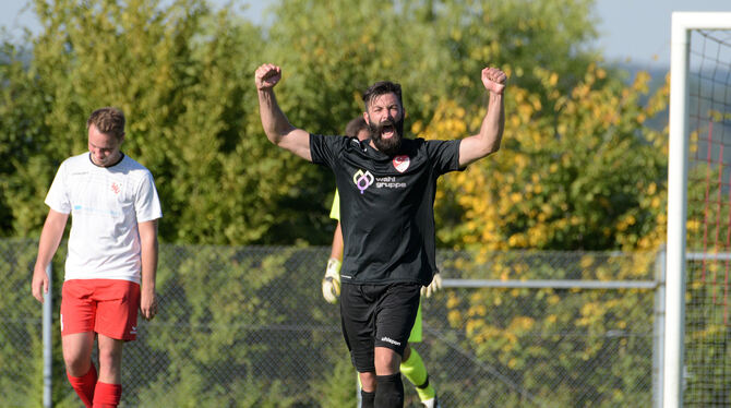 Jubel bei Anadolu-Spielertrainer Ercan Acar nach dem Siegtreffer in der Nachspielzeit, hängende Köpfe beim TSV Kusterdingen. Fot