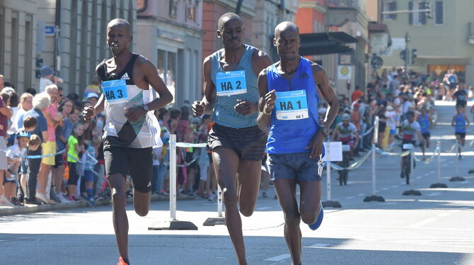 Dominic Kipngeno (rechts) gewann erneut. Bethwel Chemweno (links) wurde Zweiter, Eliud Rutto (Mitte) Dritter.