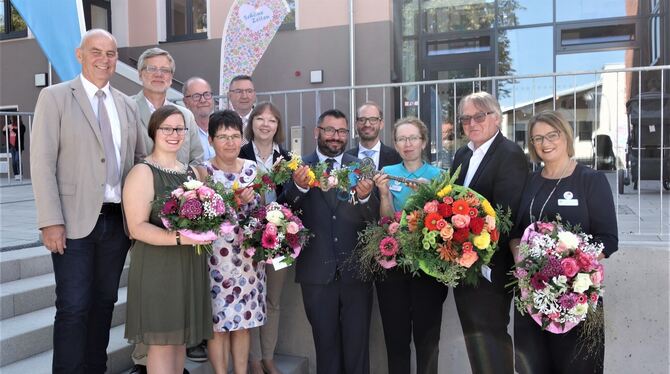 Architekt Ulrich Schwille (Zweiter von rechts) übergab den Schlüssel an Heimleiter Davud Karaokutan (Fünfter von rechts).Foto: B