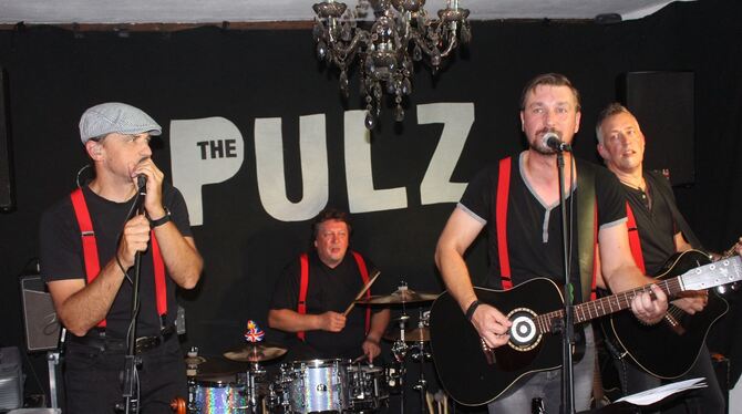 Bei der Livenacht ging es in den Reutlinger Kneipen mächtig ab. The Pulz heizten im Kali den Besuchern ein.Fotos: Spiess Bei der Livenacht ging es in den Reutlinger Kneipen mächtig ab. The Pulz heizten im Kali den Besuchern ein.Fotos: Spiess