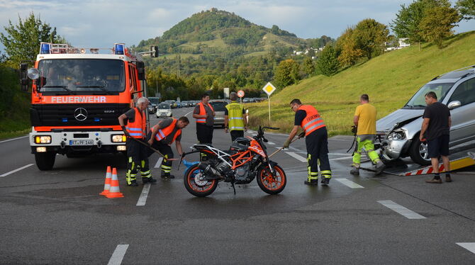Eine halbe Stunde nach dem Zusammenstoß eines Motorrads mit einem Pkw an der Einfahrt in die B 312 von Pfullingen Stadtmitte her