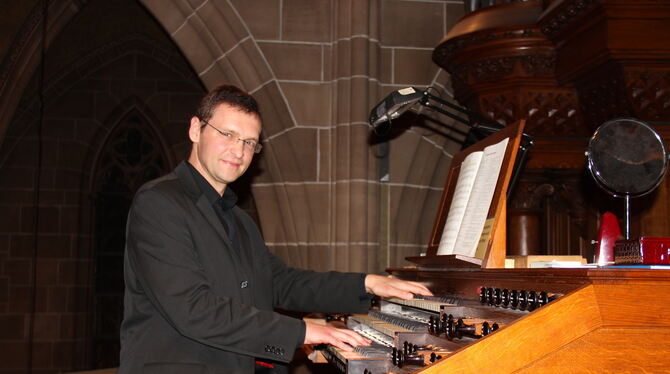 Thorsten Hülsemann an der Rieger-Orgel in der Marienkirche. Foto: Varady
