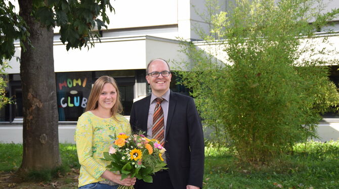 Bürgermeister Michael Schrenk begrüßt die neue Schulleiterin Sabrina Sandhu an der Pfullinger Schloss-Schule.