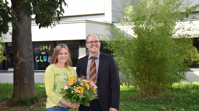 Blumen für die  neue Rektorin:  Bürgermeister Michael Schrenk  ist froh, dass mit  Sabrina Sandhu eine engagierte Pädagogin an d