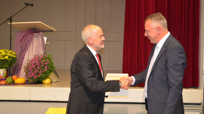 Landrat Thomas Reumann gratuliert dem neuen Bürgermeister von Grafenberg, Volker Brodbeck. Er könne mit einem klasse Team, mit B