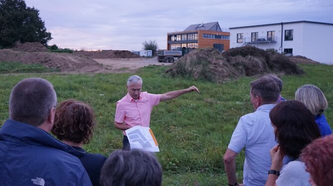 Ludwig Sabel erläutert die Idee eines gemeinschaftlichen Wohnprojekts im Wankheimer Neubaugebiet »Hinter dem Spital«. foto: Stra