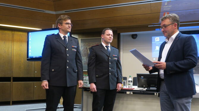 Mössingens OB Michael Bulander bestellt den neuen Abteilungskommandanten Thomas Lauria (links) und seinen Stellvertreter Patrick