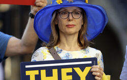 »Sie haben die Queen in die Irre geführt«, steht auf dem Plakat, mit dem eine Demonstrantin vor dem Obersten Gerichtshof in Lond