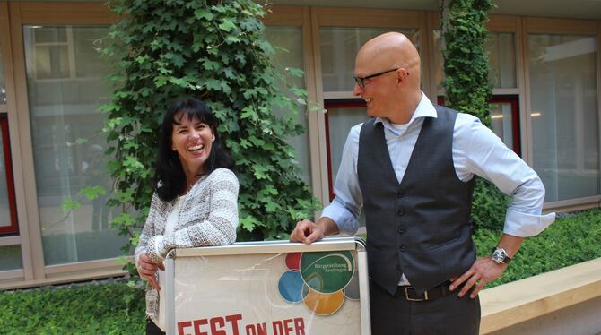 Birgit Erbe und Dr. Hans Hammann von der Bürgerstiftung Reutlingen sehen dem Comedy-Abend sowie dem Kinder- und Familienfest fr