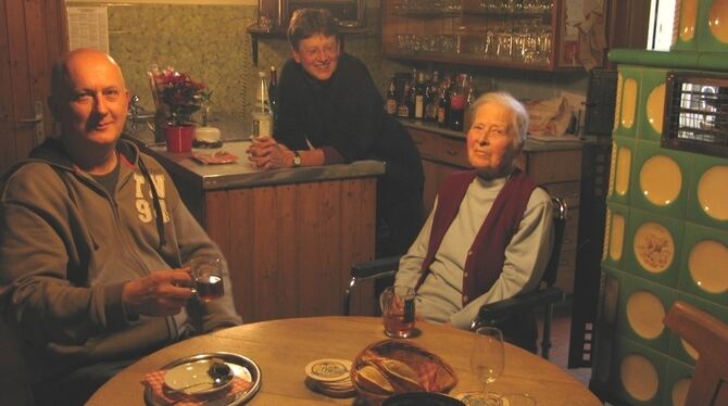 Den Rücken zum Kachelofen, sitzt die bald 85-jährige »Lamm«-Wirtin Gertrud Goller gern am Stammtisch bei ihren Gästen. Zu ihnen