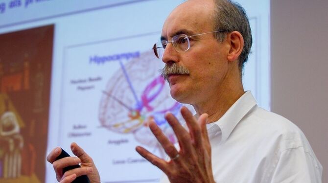 Neue Erkenntnisse: Hans-Peter Thier gab einen Einblick in die Hirnforschung. FOTO: SCHREIER