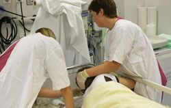 Zwei Krankenschwestern kümmern sich in einer Notaufnahme um einen stark betrunkenen Jugendlichen. Foto: Peter Steffen/Archiv