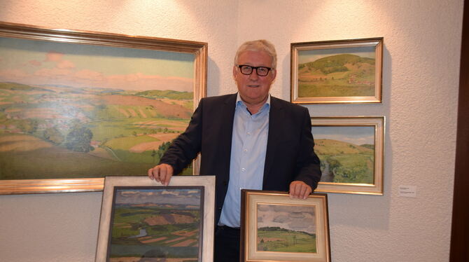 Bürgermeister Klemens Betz freut sich riesig über weitere Hollenberg-Bilder für die beachtenswerte Galerie im Rathaus. Foto: Oel