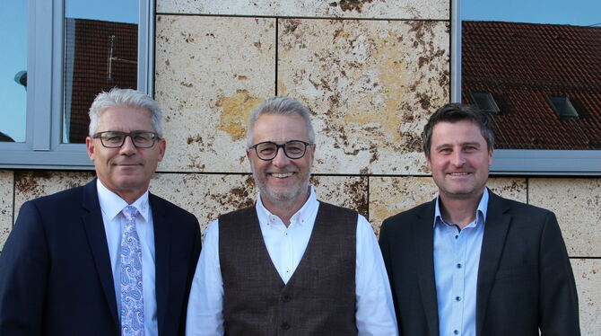 Bürgermeister Jochen Zeller (von links) mit seinen neu gewählten Stellvertretern Georg Steiner und Markus Tress. foto: dewald