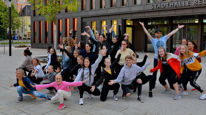 Junge Tänzerinnen und ein Tänzer proben mit Ramona Mathes (vorne, links) vor der Stadthalle für ihren Auftritt am Samstag bei de
