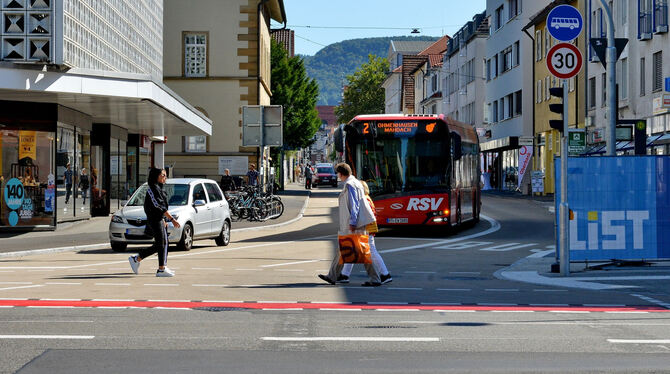 Die Linksabbiegerspur aus Richtung Gartenstraße in die Karlstraße für Busse zu reservieren, wäre nur eine Notlösung.FOTO: NIETHA