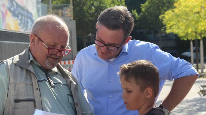 Der Sozialdemokrat Martin Rosemann (im blauen Hemd) machte gestern auf seiner Dialog-Tour in Reutlingen Station. Foto: Spiess