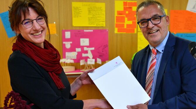 Birgit Wahr erhält von Norbert Lurz vom Oberkirchenrat die Urkunde zu ihrer Ernennung als Schulleiterin vom Firstwald-Gymnasium