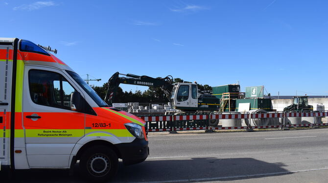 Ein Fahrzeug des Malteser Hilfs-dienstes vor der Baustelle der neuen Rettungswache in der Maienwald-straße 10 in Metzingen: Von