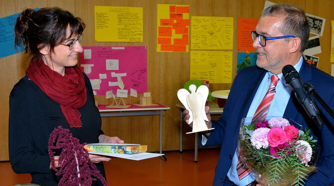 Einen Engel überreichte Norbert Lurz vom Oberkirchenrat Birgit Wahr zu ihrer Einsetzung als Schulleiterin.foto: Niethammer