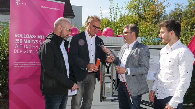 Telekom-Regiomanager Klaus Domscheit (Zweiter von links) erklärt Wirtschaftsförderer Claudius Mähler (links) und OB Michael Bula