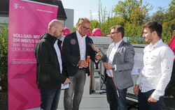 Telekom-Regiomanager Klaus Domscheit (Zweiter von links) erklärt Wirtschaftsförderer Claudius Mähler (links) und OB Michael Bula