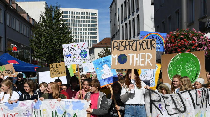 Demozug durch die Wilhelmstraße. Demozug durch die Wilhelmstraße.