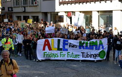 Großdemo zum Klimaschutz in Tübingen.   FOTO: NIETHAMMER 