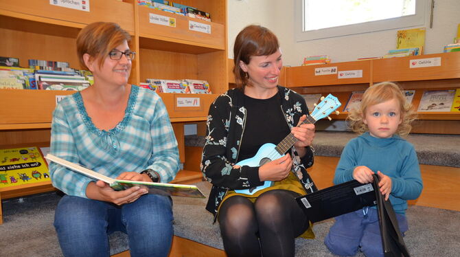 Fleur Hummel, Fee Klauser und Romy (von links) freuen sich auf das neue Angebot der Pfullinger Stadtbücherei für die Allerjüngst