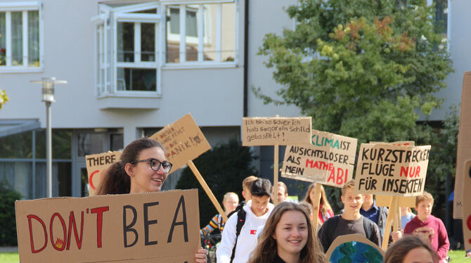 Zur Klimakundgebung auf dem Münsinger Rathausplatz kamen auch zahlreiche Schüler, die hinter einem symbolischen Sarg durch die S