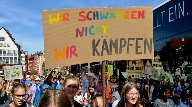 Junge Demonstranten halten durch.