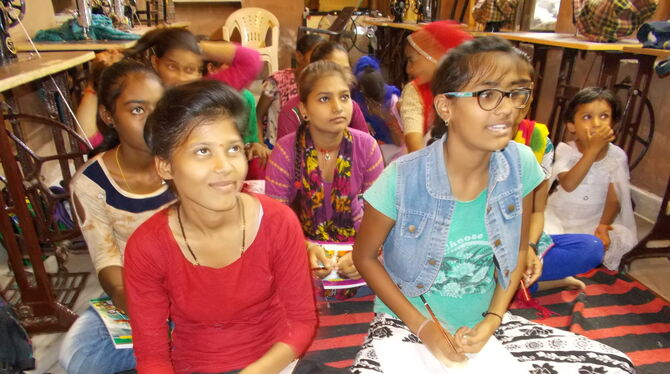 Benachteiligte Mädchen und Frauen werden im »Empowerment Zentrum« von Freiwilligendienstlern unterrichtet.Fotos: Privat