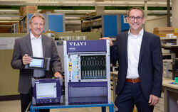 Geschäftsführer Rolf Trieflinger (links) und Personalleiter Markus Schindler von Viavi Solutions Deutschland in Eningen präsenti